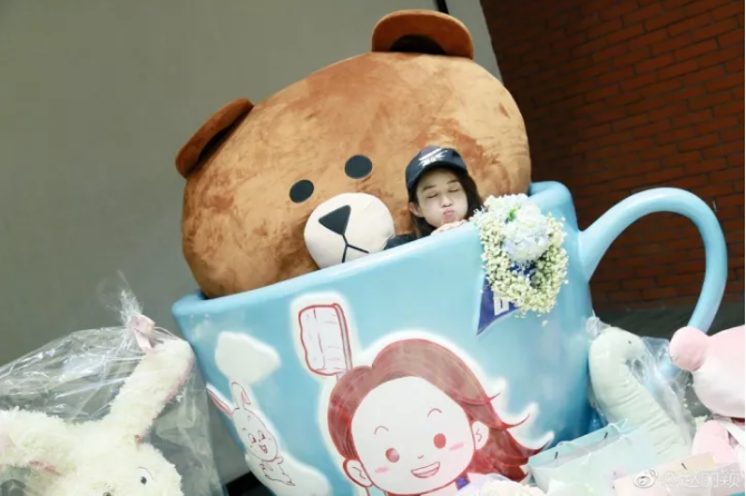 今年秋冬最chic！原來短發(fā)和帽子這么配?。? border=