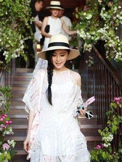 看看女星們花式戴草帽的帽子戲法！